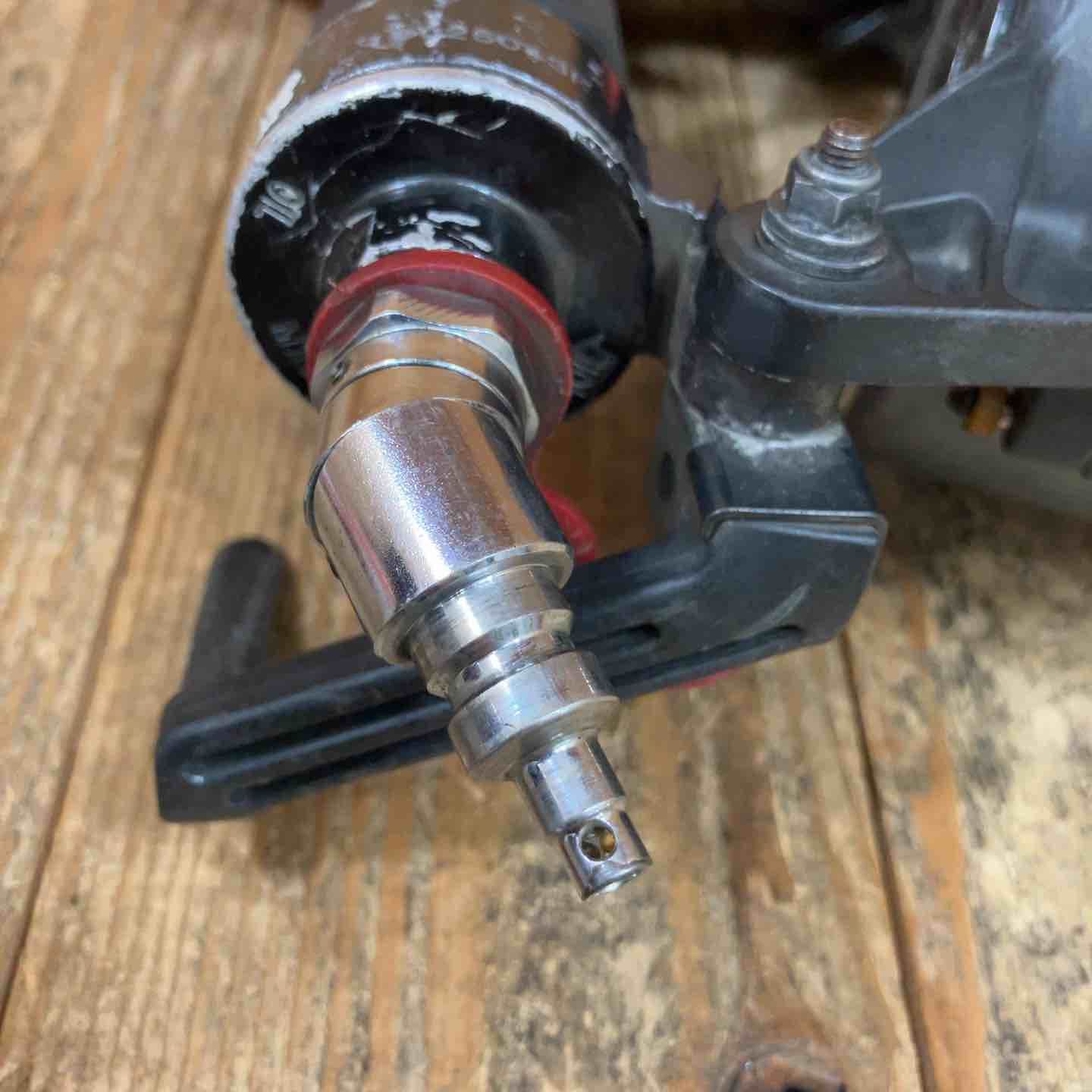 高圧エア釘打ち機