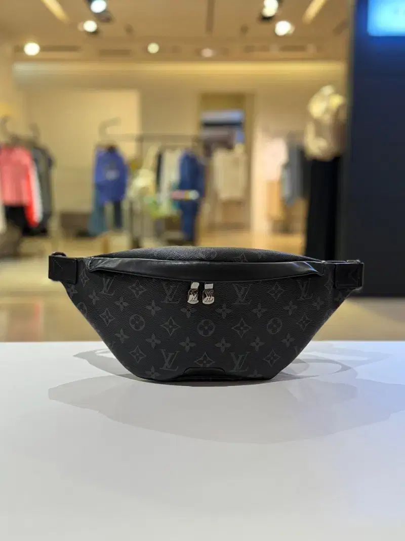 ルイヴィトン エクリプス ディスカバリー PM ボディバッグ 24年 展示商品級 M46035