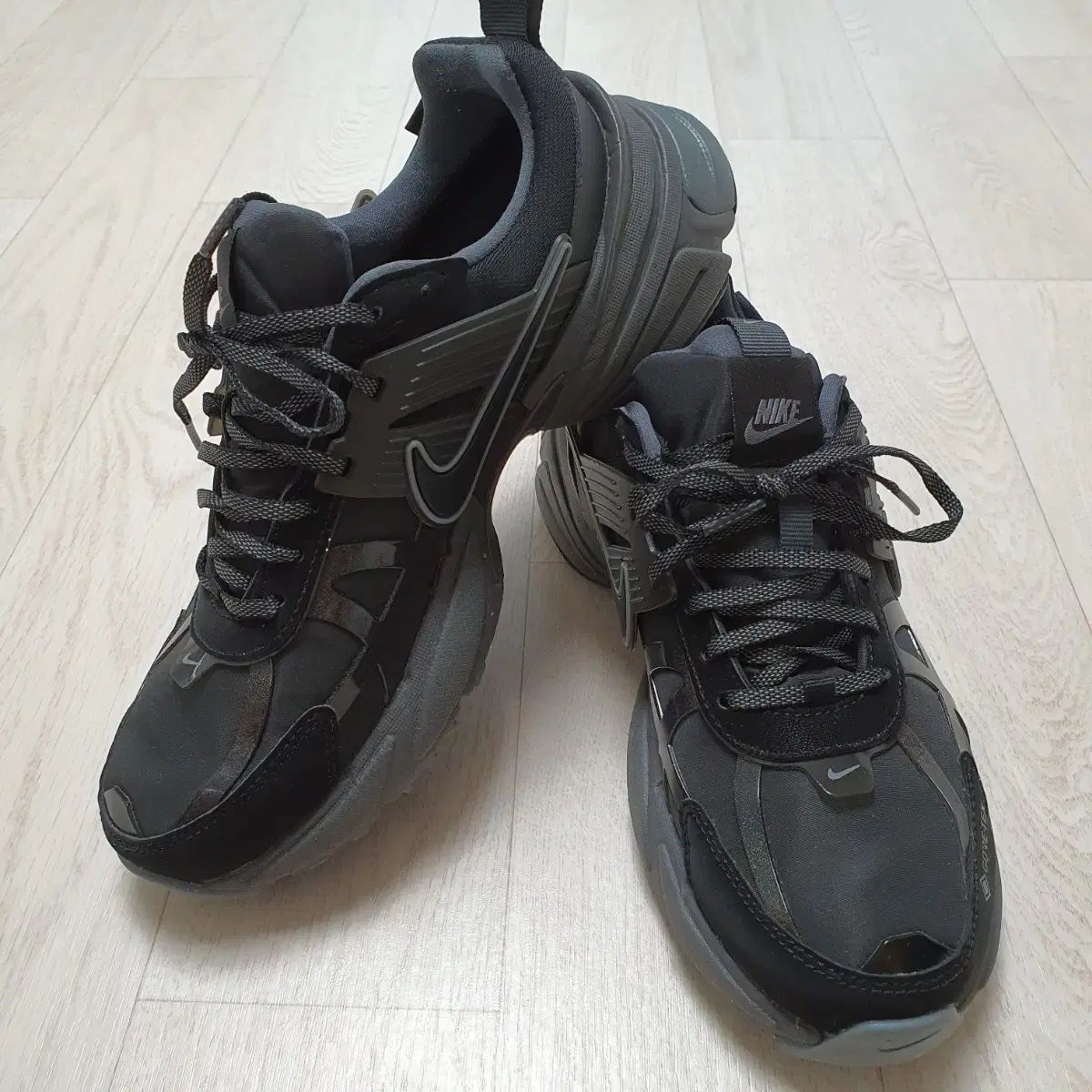 ナイキ v2k ゴアテックス ブラック 240