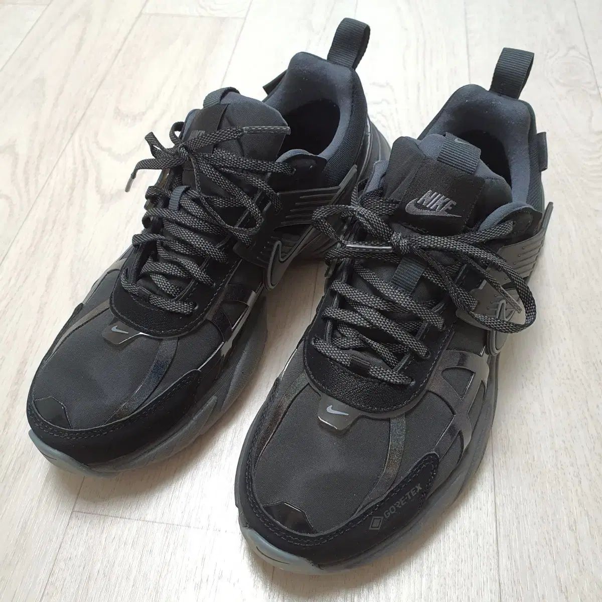 ナイキ v2k ゴアテックス ブラック 240