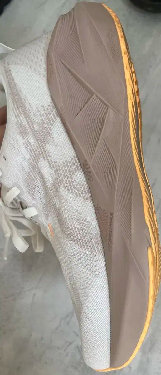 アシックス ノヴァブラスト5 ホワイトパンチ D 240 OLIVEOS_COM_TR