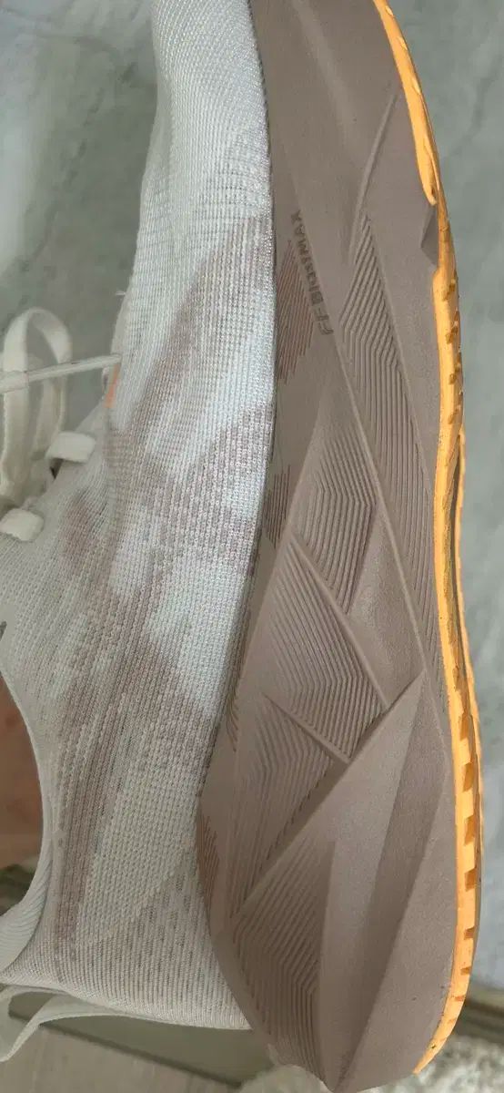 アシックス ノヴァブラスト5 ホワイトパンチ D 240