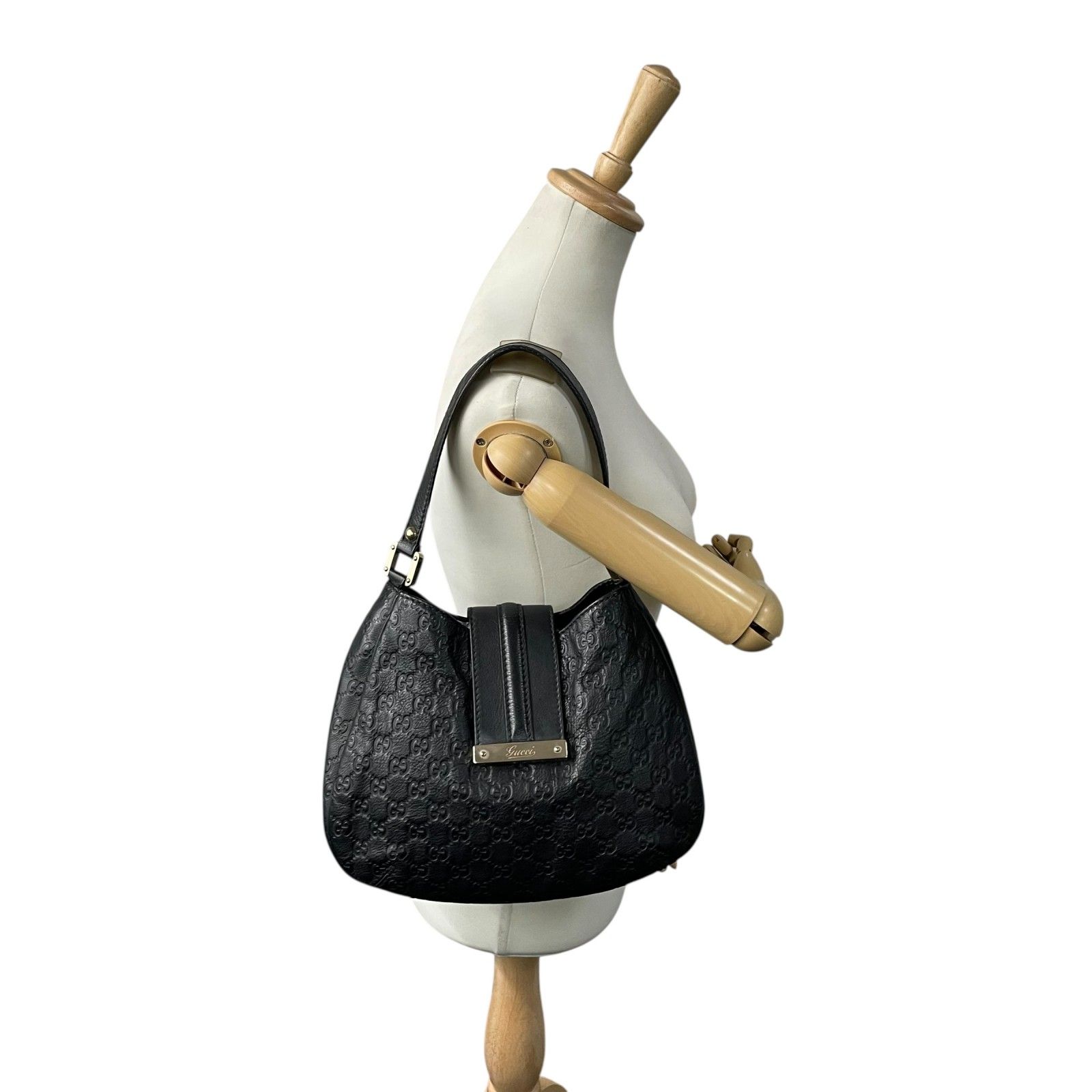 美品✨グッチ ワンショルダー ホーボー ロゴ金具 肩掛け オールレザー ブラック GUCCI（グッチ）の「Gucci - Soho エンボスロゴ 斜めがけバッグ