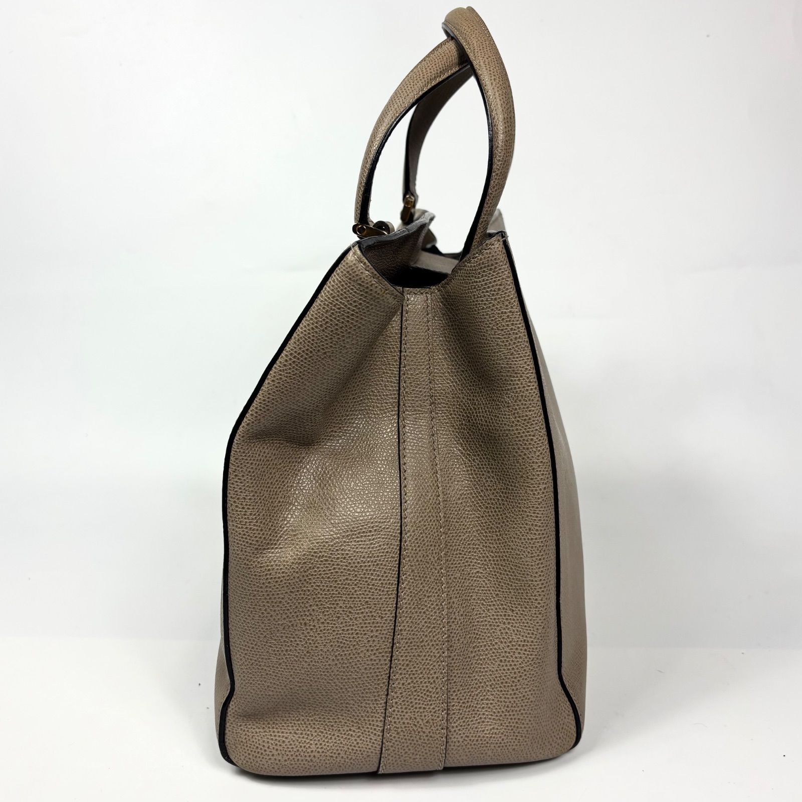 Valextla トリエンナーレ ラージ オイスターグレー ハンドバッグ Valextla ヴァラクストラ トリエンナーレ ラージ ソフトカーフスキン