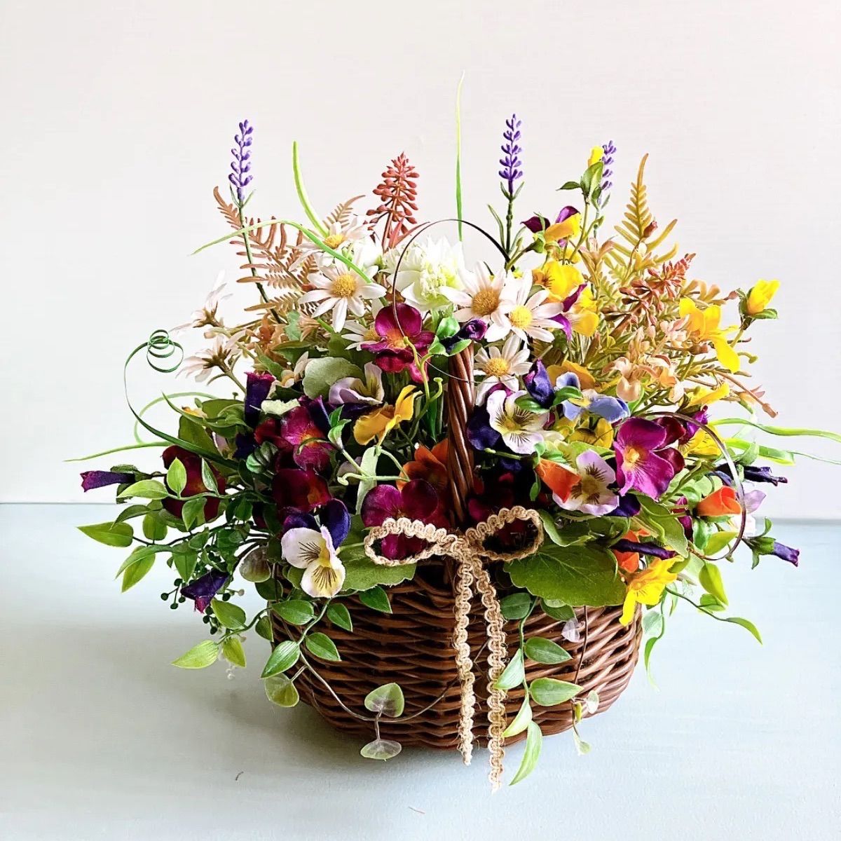 パンジーとテイジーのバスケットアレンジ アーティフィシャルフラワー 造花 フラワーアレンジメント 贈り物 プレゼント NEXPOTALLINN_EU