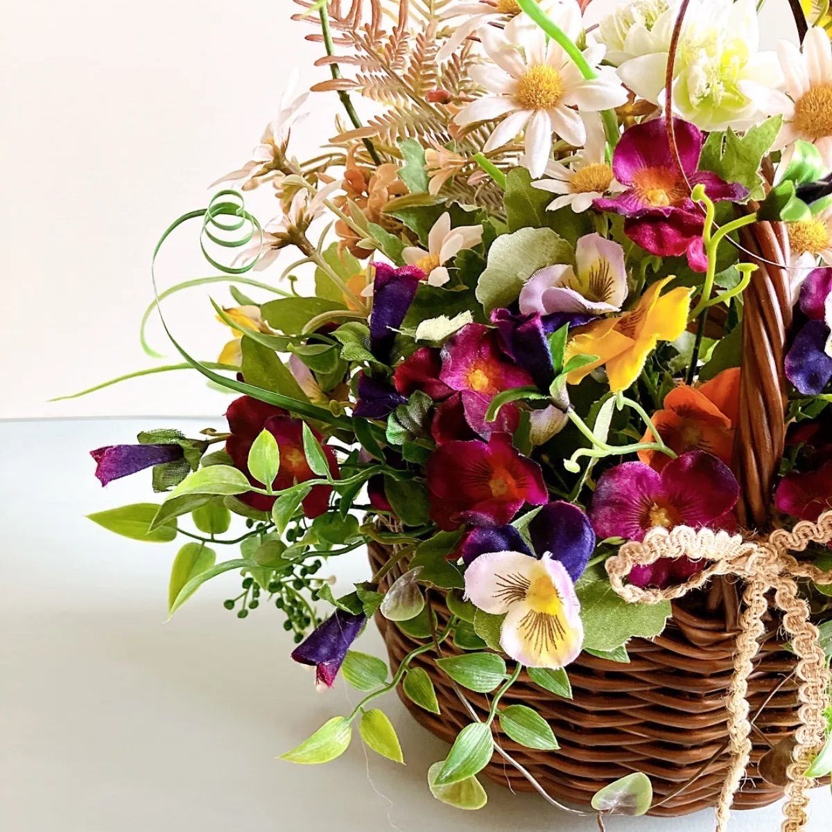 パンジーとテイジーのバスケットアレンジ アーティフィシャルフラワー