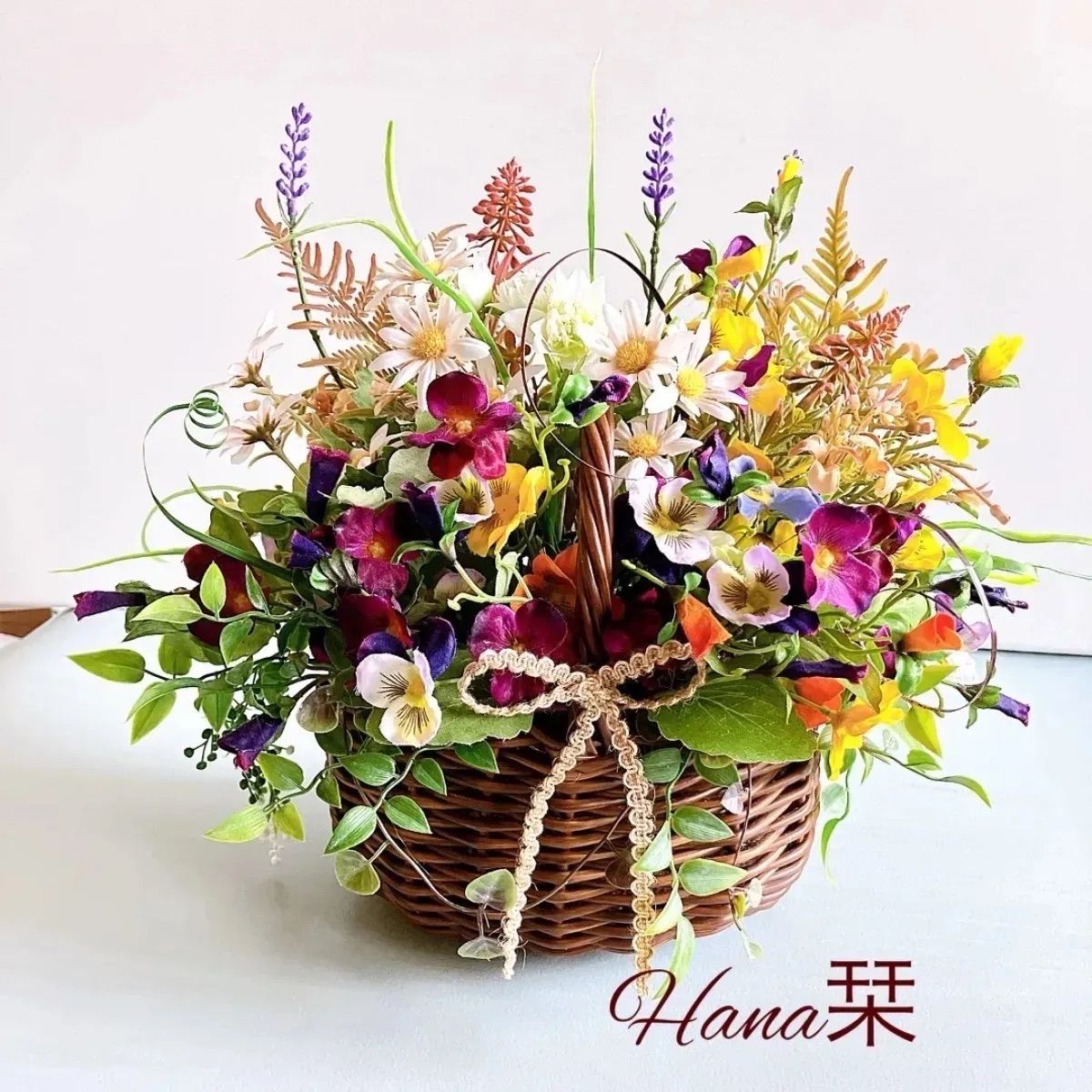 パンジーとテイジーのバスケットアレンジ アーティフィシャルフラワー 造花 フラワーアレンジメント 贈り物 プレゼント