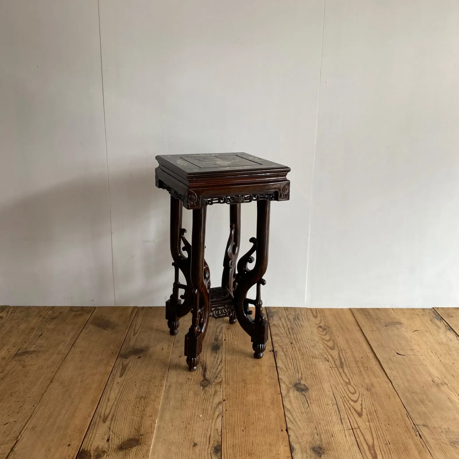 唐木の飾り台 紫檀 無垢材 木製 花台 透かし彫り 香炉台 中国 木彫り 盆栽台 唐木の飾り台 紫檀 無垢材 木製 花台 透かし彫り 香炉台 中国 木彫り 盆栽