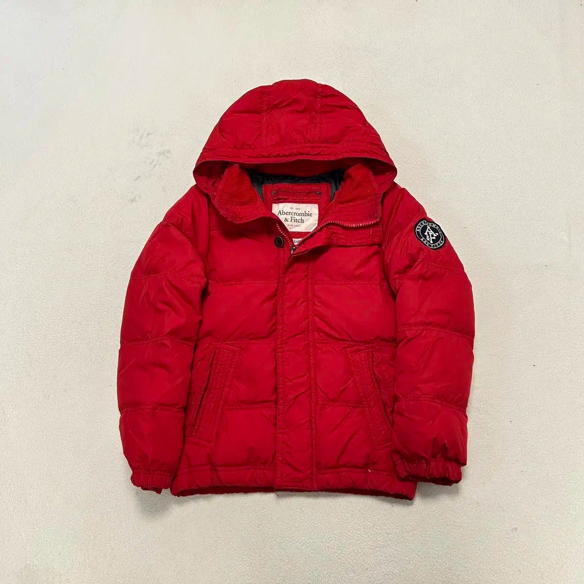 Abercrombie レッド ダウン 【公式通販】