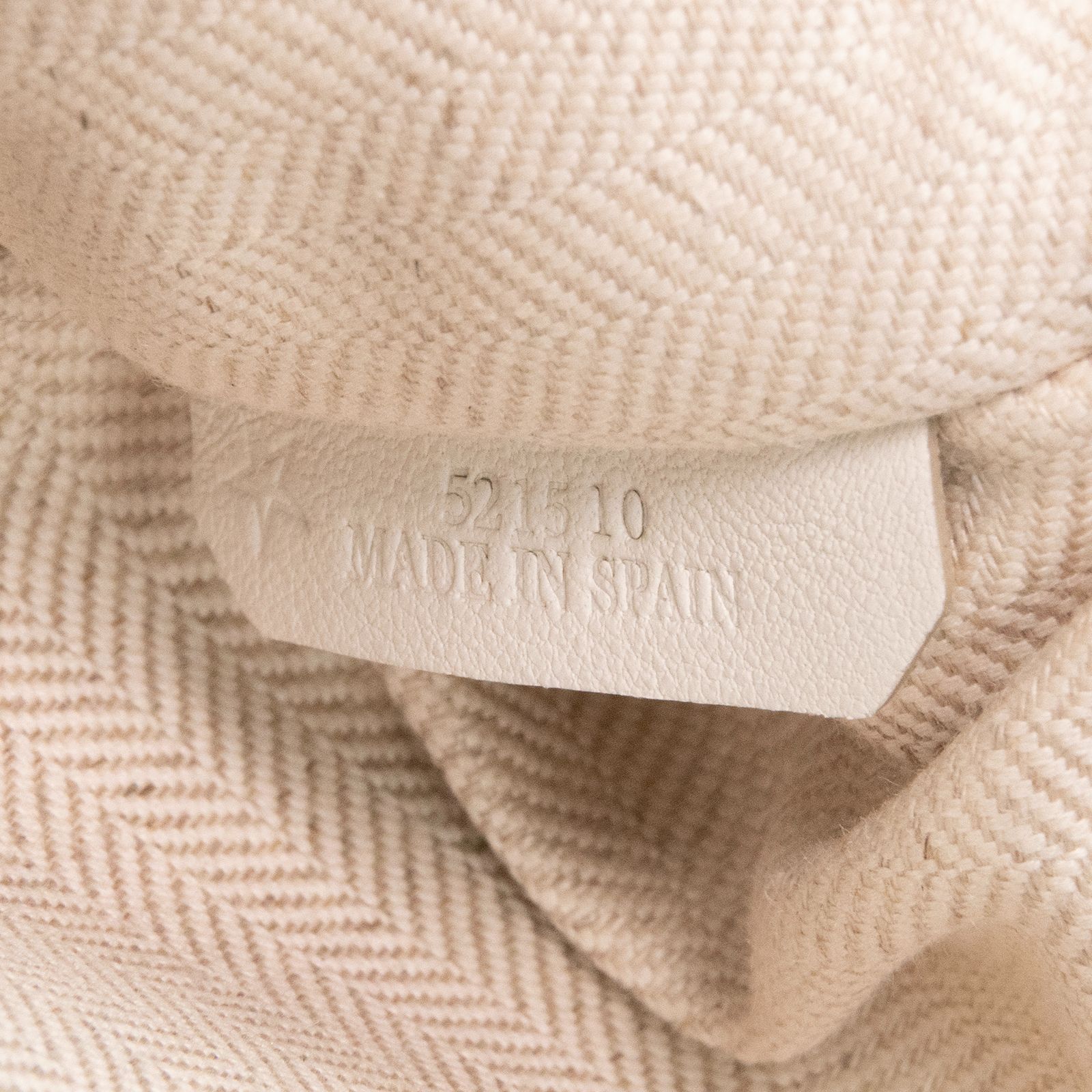 本物 ロエベ クラッチバッグ セカンドバッグ メンズ レディース Tポーチ リピート 紺色 ネイビーブルー 人気 軽い 軽量 総柄 アナグラム ロゴ マーク 本革 レザー シルバー金具 ハイブランド おしゃれ 鞄 バック I261 WWW_KARIMZIABAT_FR