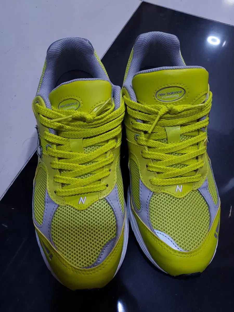 ニューバランス 2002R イエロー スニーカー