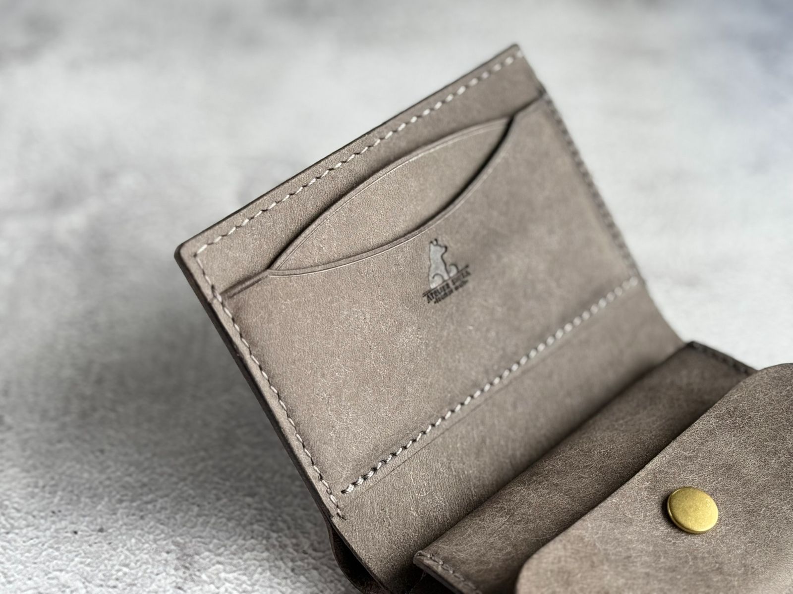 三つ折り財布 本革 ｲﾀﾘｱﾝﾚｻﾞｰ オコシ金具 Gray グレー NEXPOTALLINN_EU