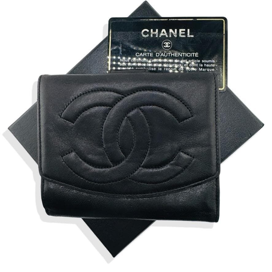 CHANEL 二つ折り財布 デカココマーク 黒 ラムレザー ギャランティカード付 CHANEL 二つ折り財布 デカココマーク ロゴ入り 黒 ギャランティカード