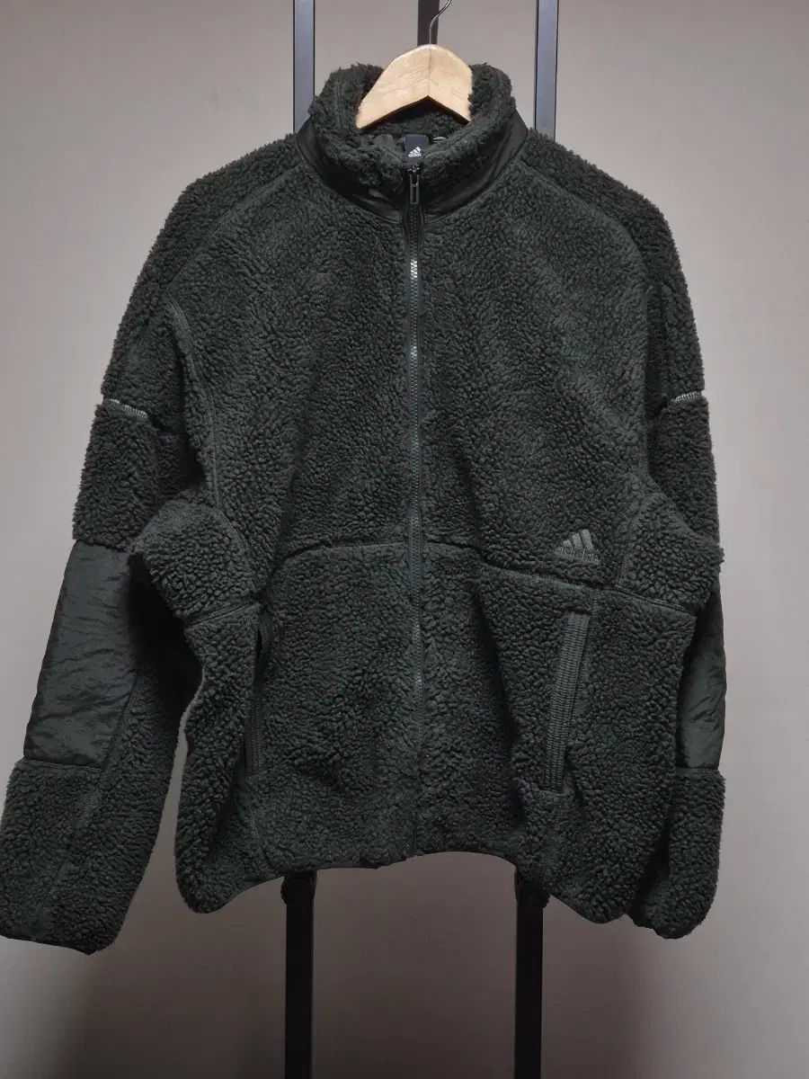 アディダス フリース ジャケット カーキ