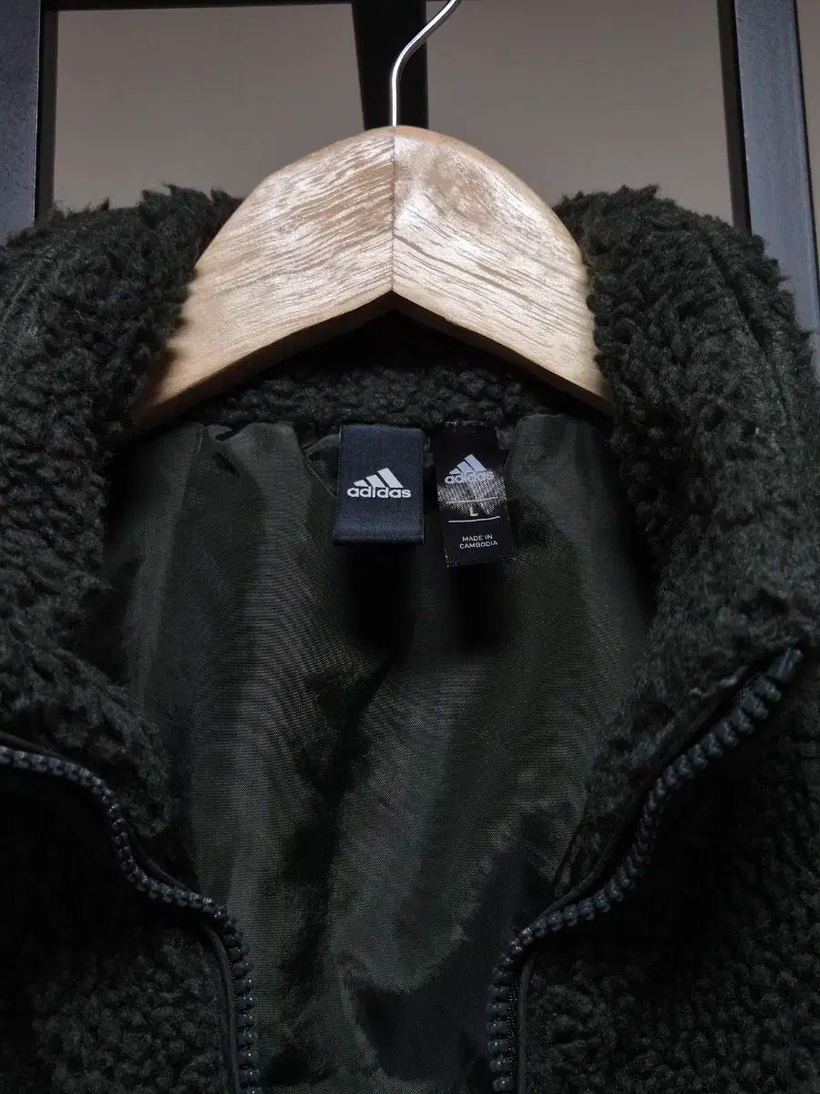 アディダス フリース ジャケット カーキ