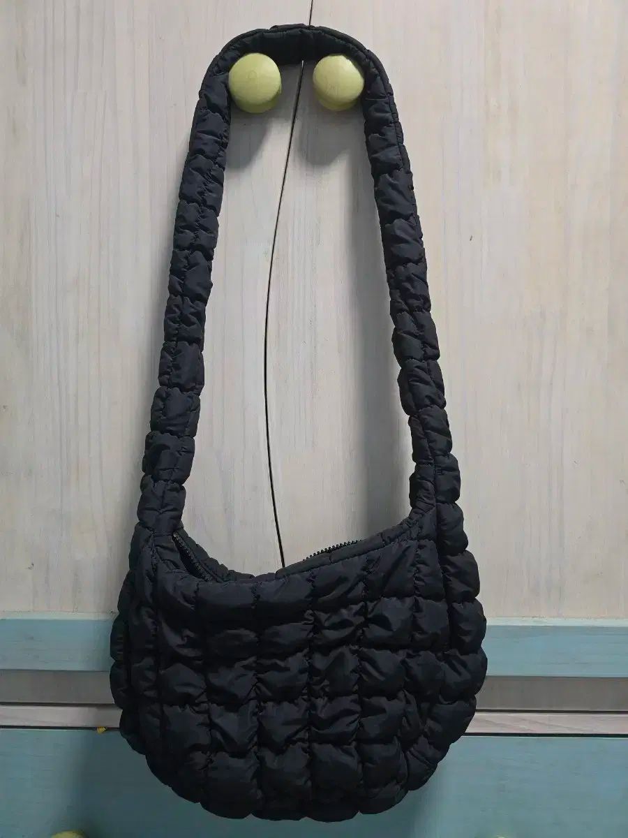 絶対にあなたの一番選択！ COS キルト メッセンジャーバッグ ブラック 誉れ高い