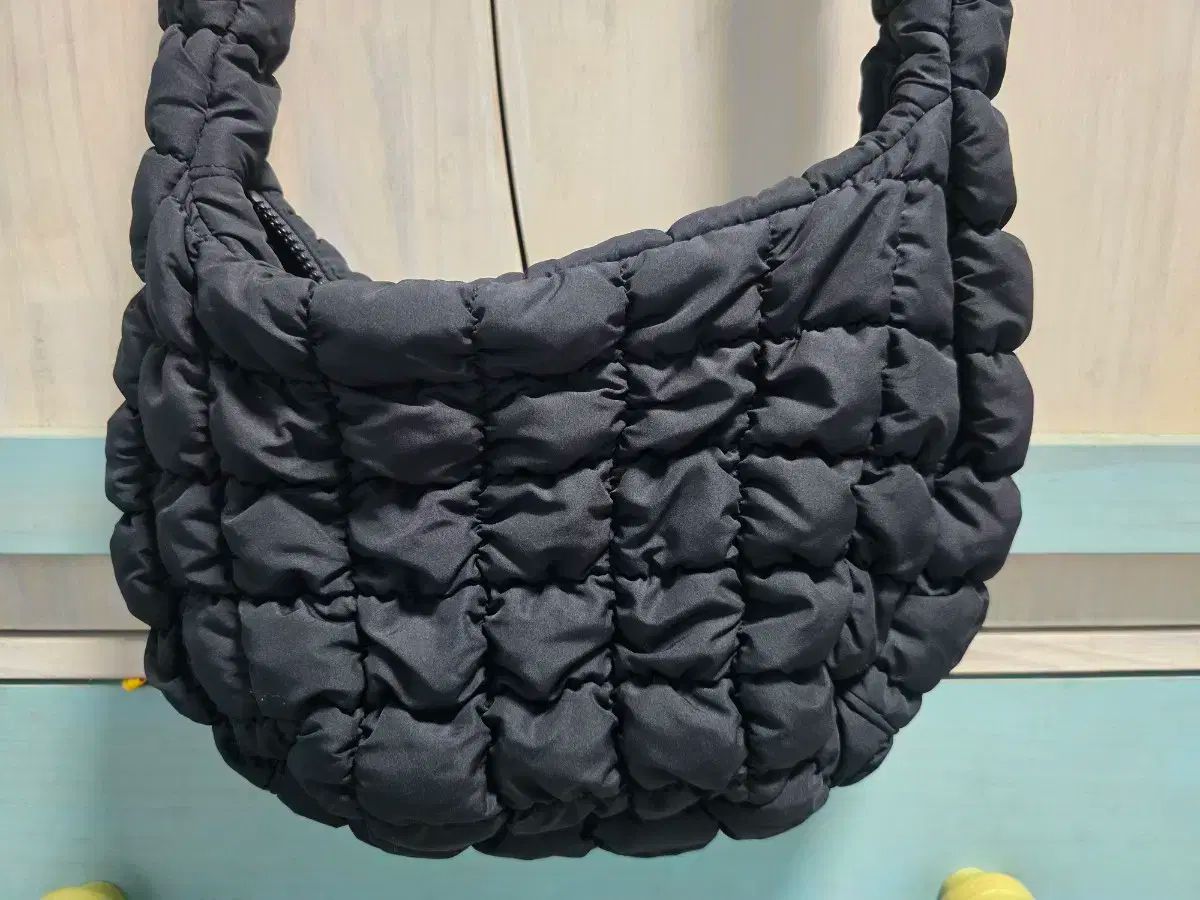 COS キルト メッセンジャーバッグ ブラック