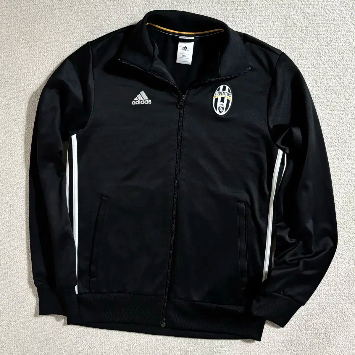 アディダス ユヴェントス ブラック スモールロゴ ジャージ