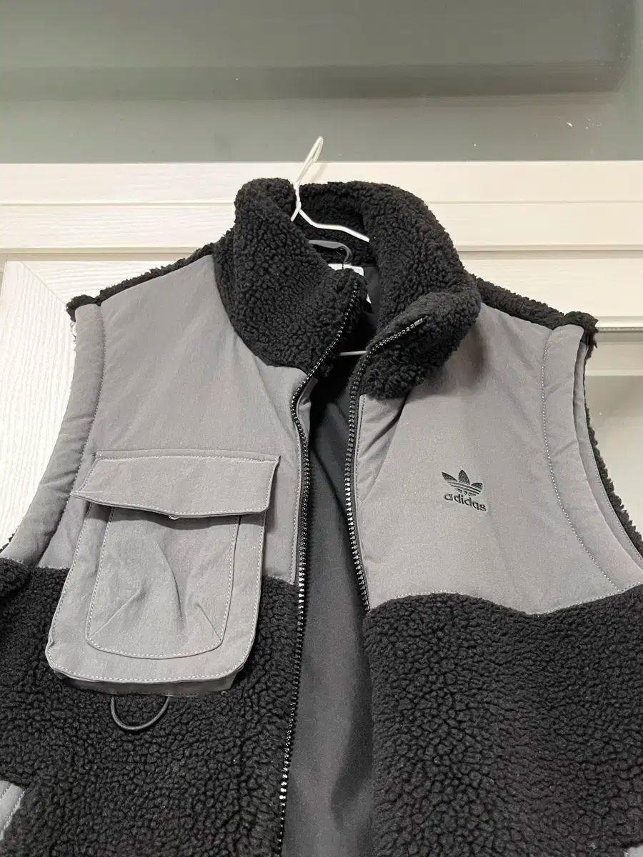 アディダス 冬用 シェルパ ベスト ダウン adidas 公式ホームページ