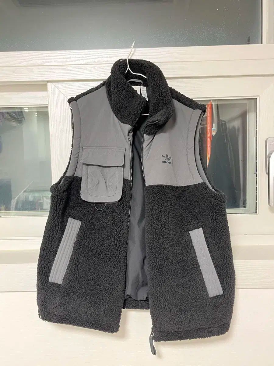 アディダス 冬用 シェルパ ベスト ダウン adidas 公式ホームページ