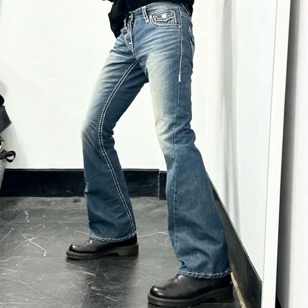 トゥルーレリジョン ブーツカット 白スティッチ 30 DECORATOM_COM_BR