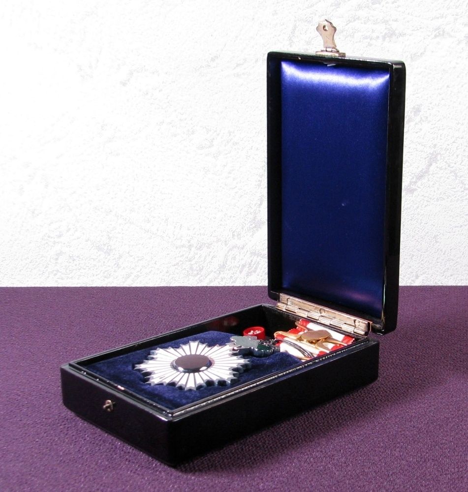 勲三等瑞宝章　箱つき 勲三等瑞宝章 ケース付き Amazon.co.jp: 勲三等瑞宝章 正章 略綬