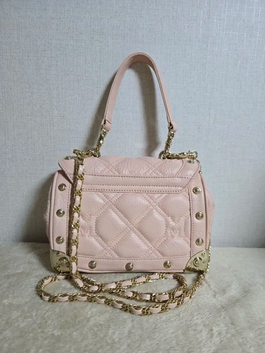 メトロシティ ピンク キルティング チェーンバッグ