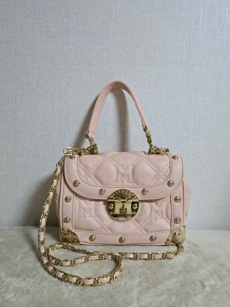メトロシティ ピンク キルティング チェーンバッグ