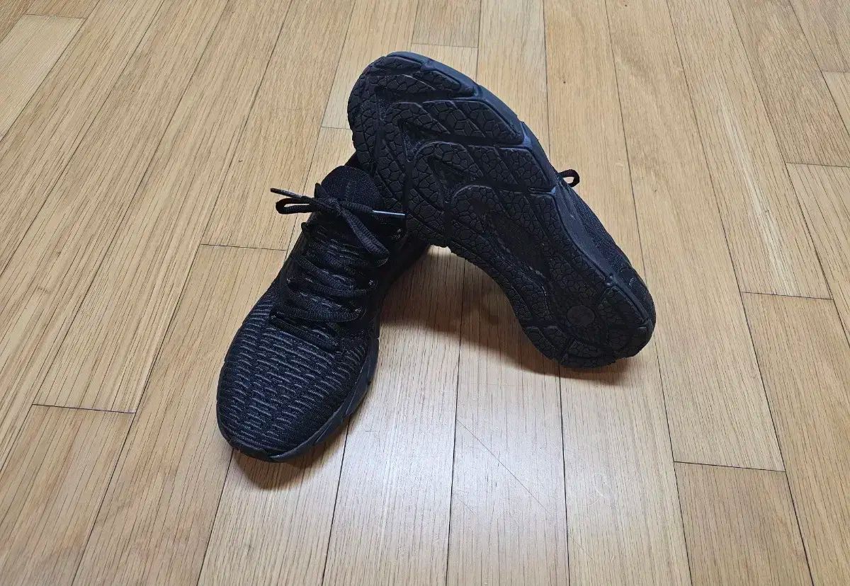 INTLNT オールブラック