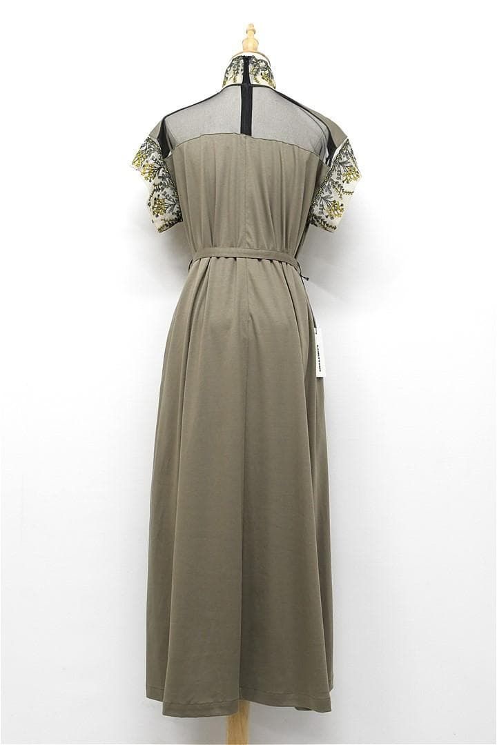 エンブロイネックスリーブドレス