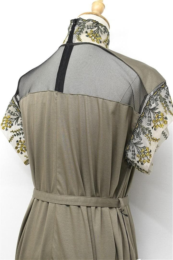 エンブロイネックスリーブドレス