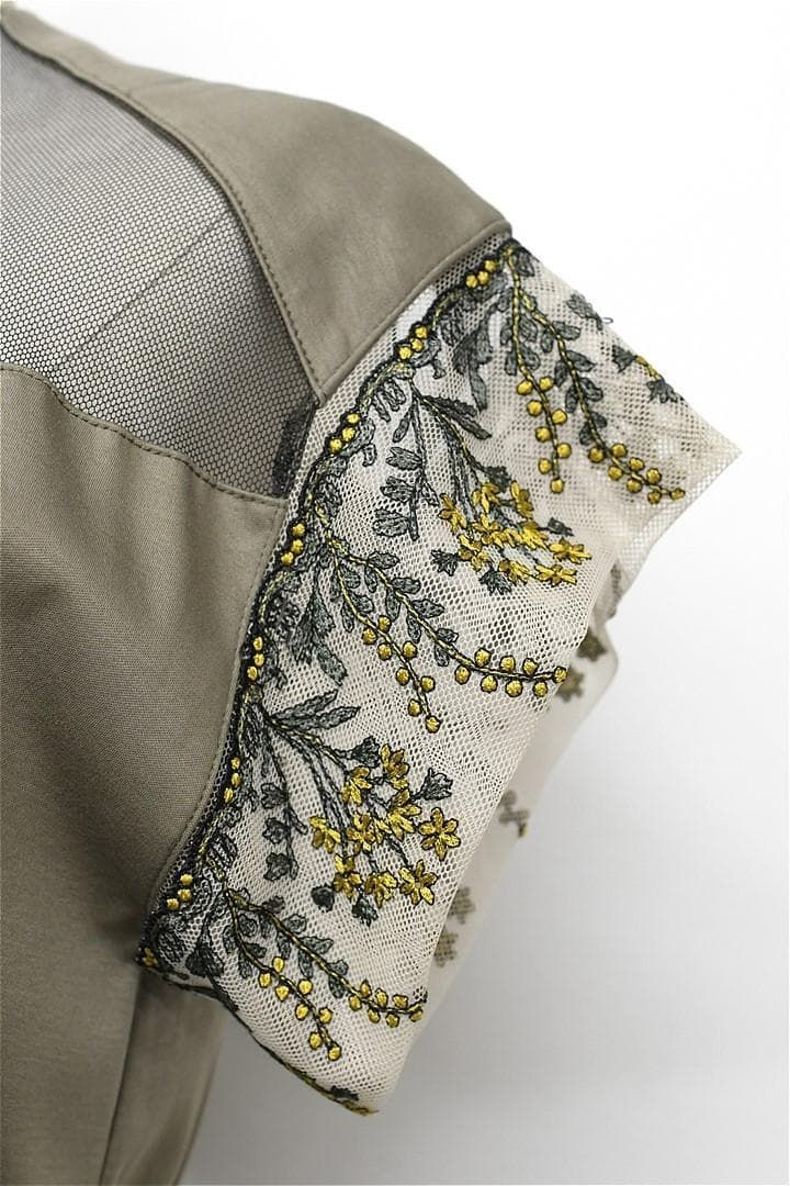 エンブロイネックスリーブドレス