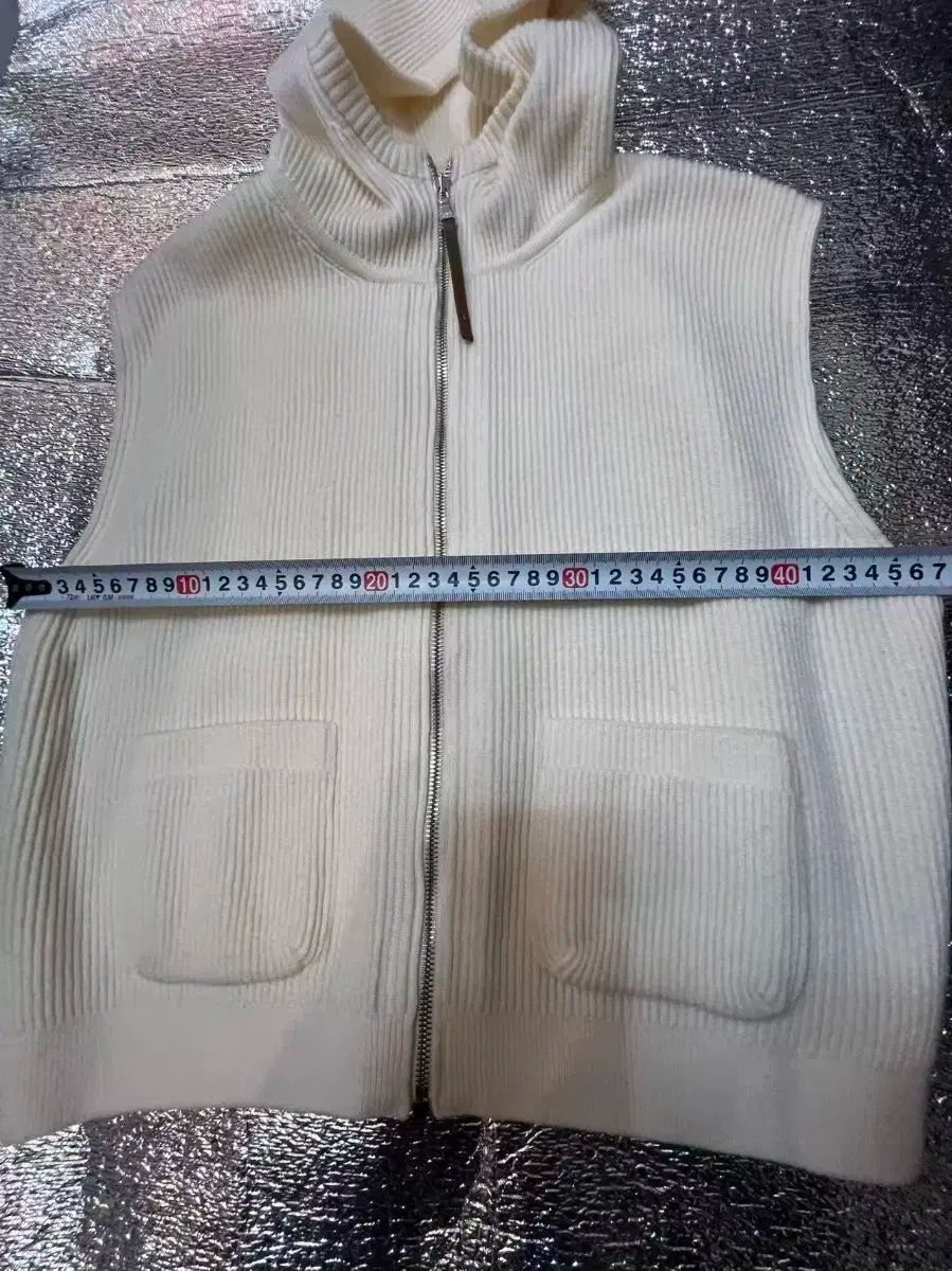 ベスト アイボリー