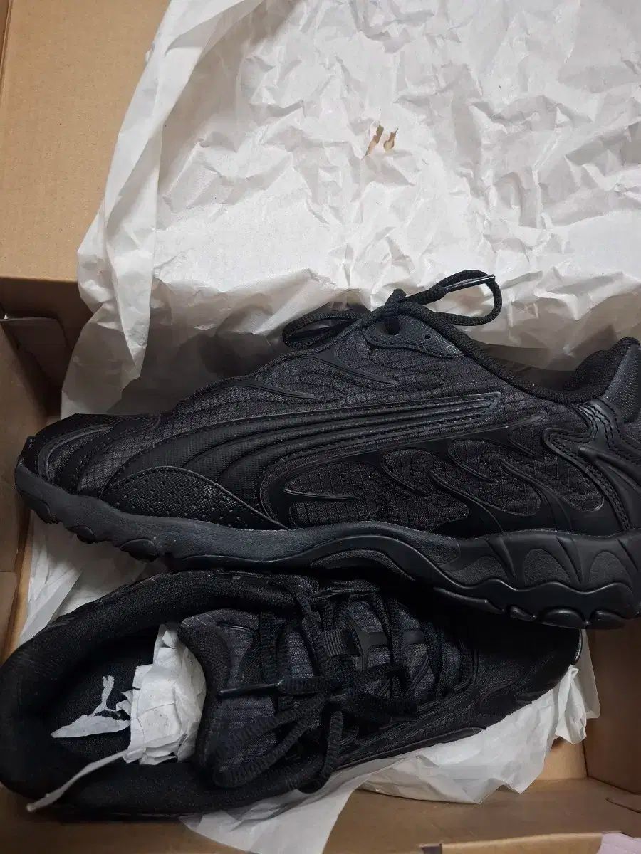 プーマ INhale ESSENTIALS スポーツ スニーカー