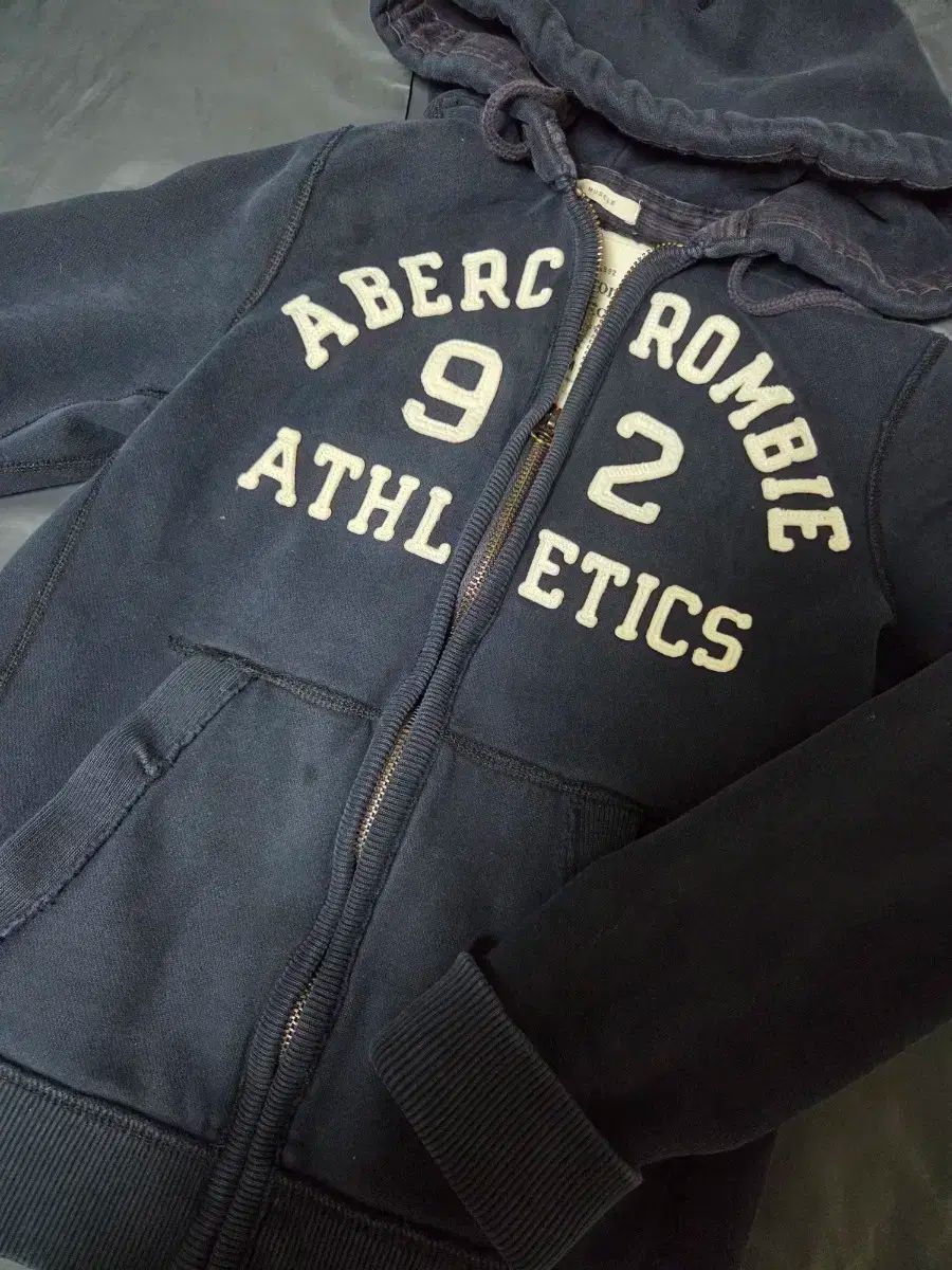 アバクロンビー 円型ロゴ ネイビー フードジップアップ
