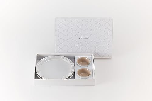 ル クルーゼ Le Creuset ラウンド プレート セット ホワイトラスター 皿19 cm ラムカン 4点セット 耐熱 耐冷 電子レンジ オーブン 食洗器 対応 結婚祝い 記念日 ブライダル ギフト プレゼント 引出物 オーブン皿 耐熱皿 bcd 69 c 9 e