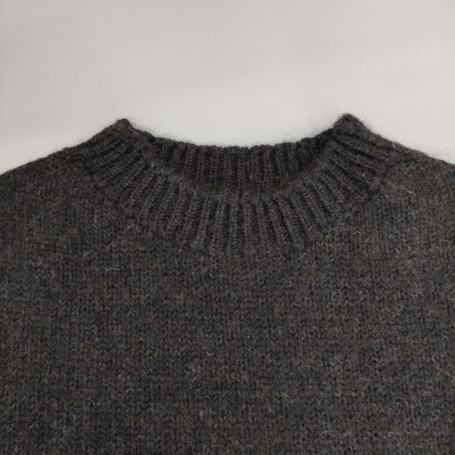 チャコールグレー