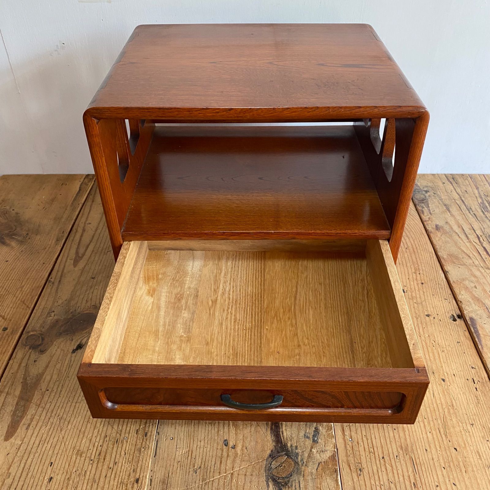 昭和レトロ 棚 ヴィンテージ 昭和レトロなヴィンテージ ブックシェルフです。使い込まれた風合いが