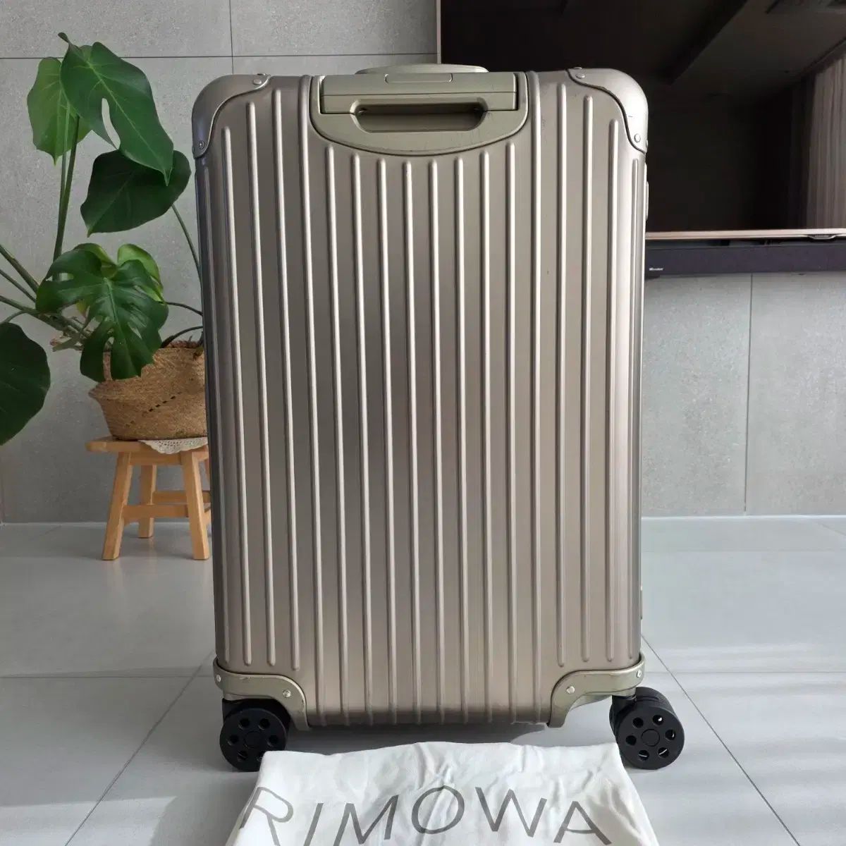 リモワ オリジナル チェックイン ミディアム チタン