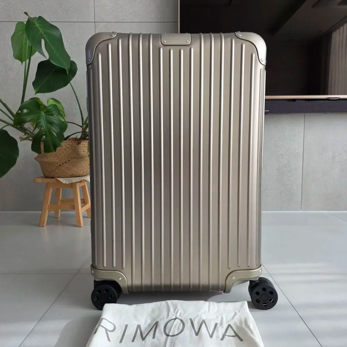 リモワ オリジナル チェックイン ミディアム チタン