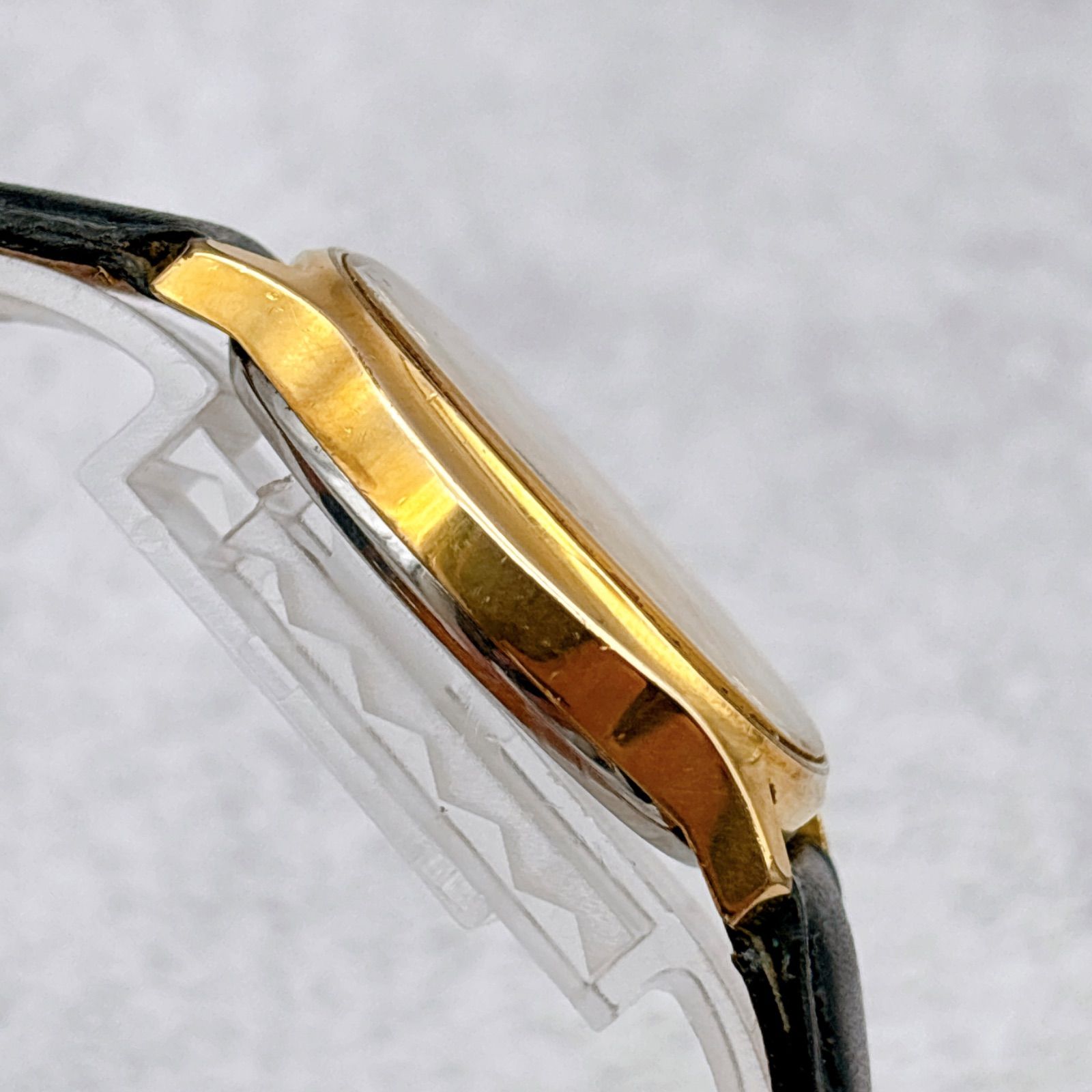 ゴールド文字盤