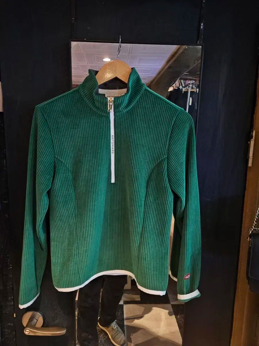 DINKY TOYS 820 AMBULANCE MILITAIRE REAULT-CARRIER AVEC GLACES 1