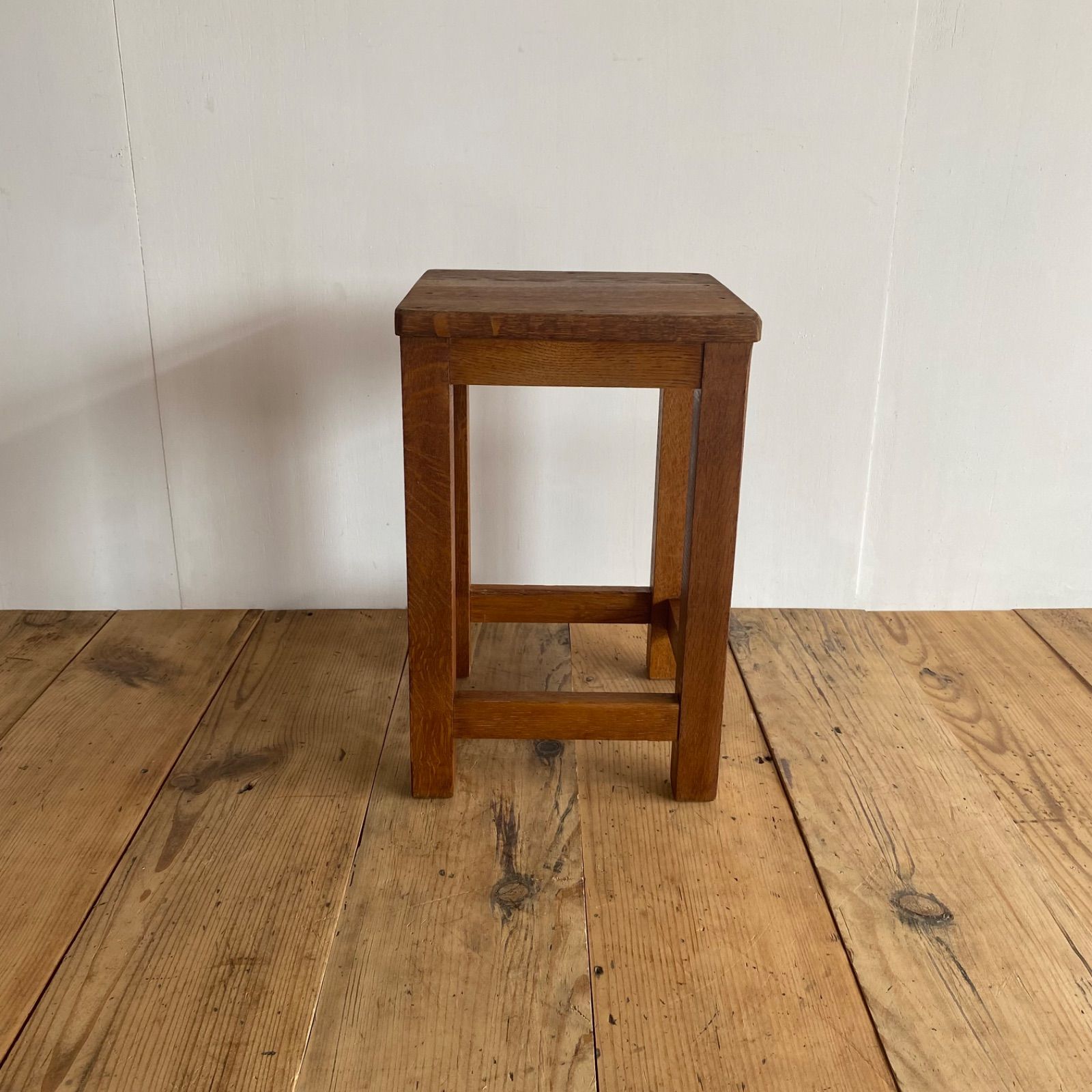 2脚セット アンティーク 角 スツール 椅子 植物台 昭和レトロ y26 アンティーク 角 スツール 椅子 植物台 無垢材 昭和レトロ z768 - メルカリ
