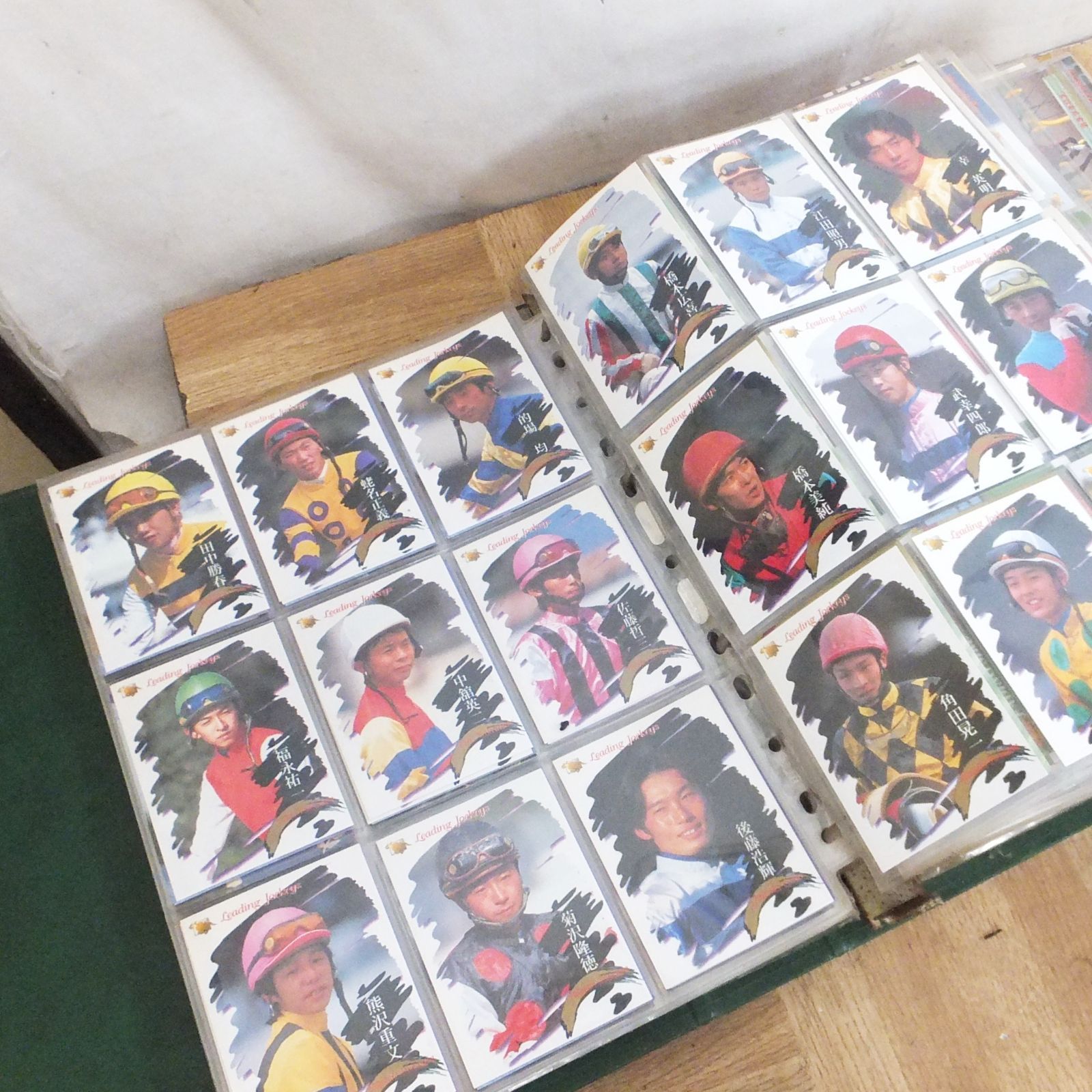 R547 バンダイ サラブレッドカード 約1000枚 バインダー付き 現状 10 UP786_INFO