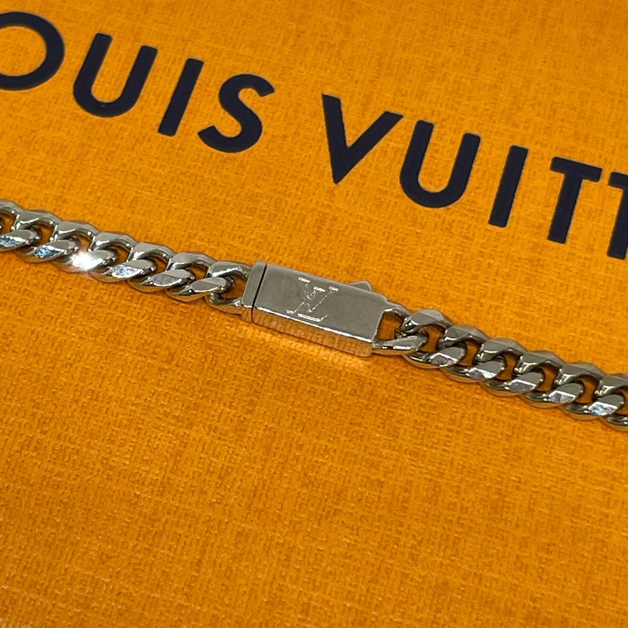 モノグラム ロウ