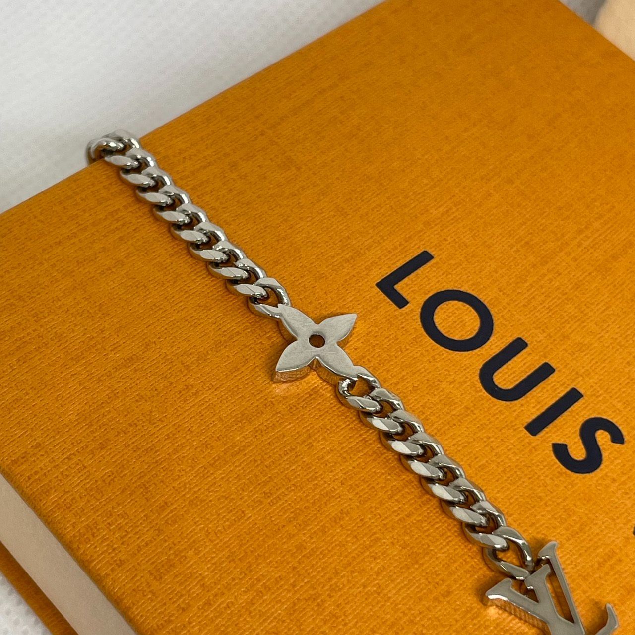 モノグラム ロウ