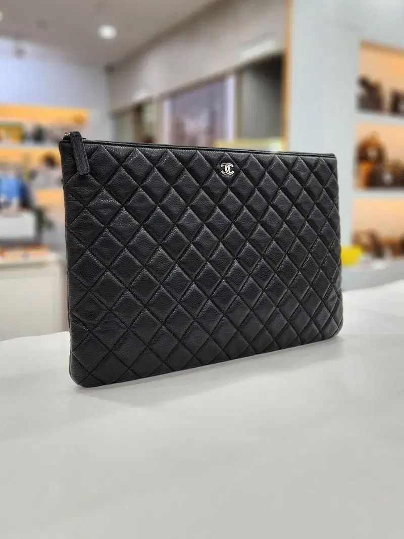 シャネル CHANEL クラシック キャビア シルバー large ラージ クラッチバッグ 20番台 A82550