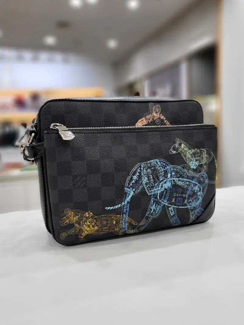 ルイヴィトン ダミエ グラファイト トリ オクロスバック 付き チップ N58040