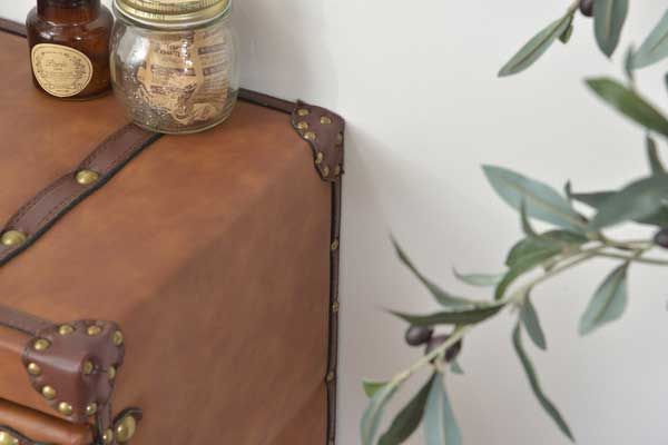 合皮製のトラディショナルなチェスト