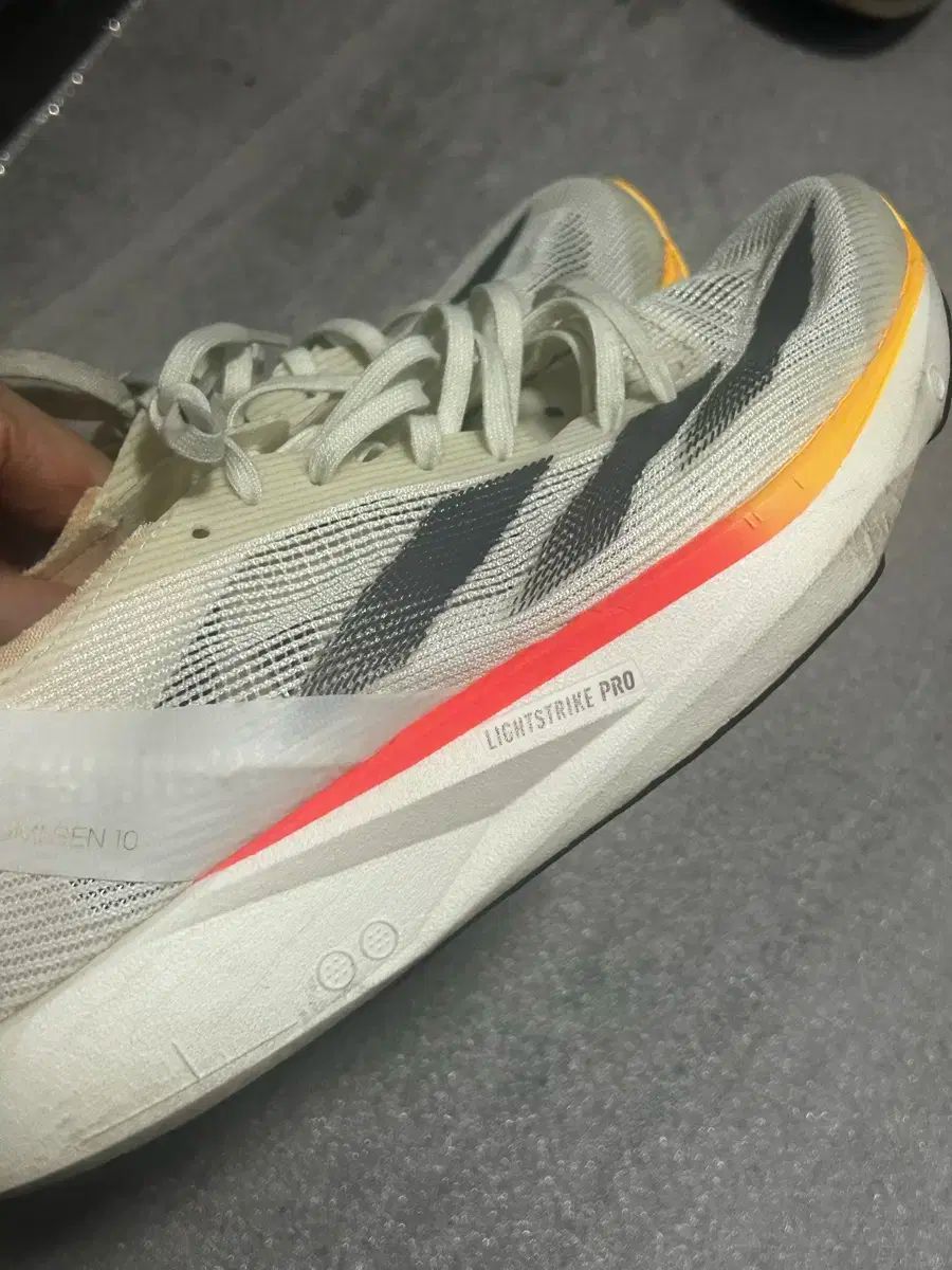 アディダス アディゼロ タクミ セン 10 ランニングシューズ